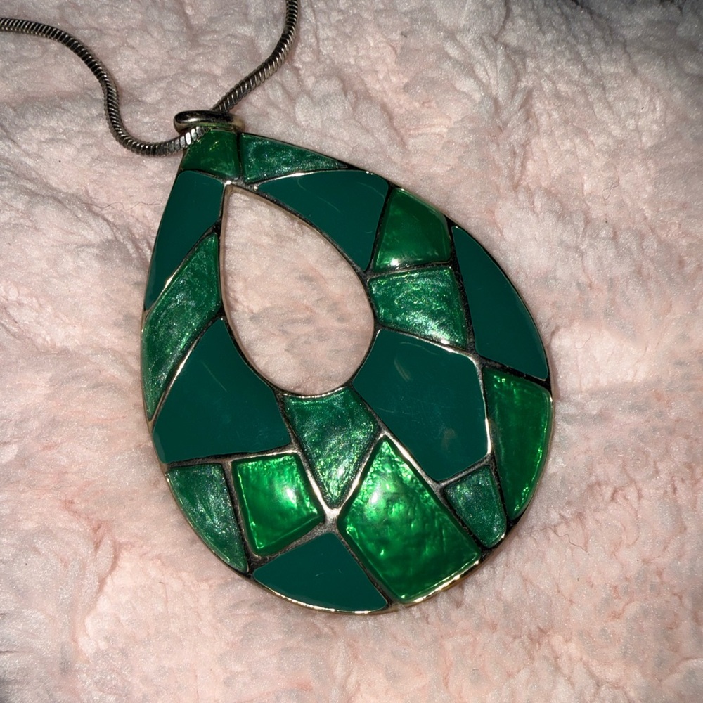 Elegant Green Teardrop Pendant Necklace